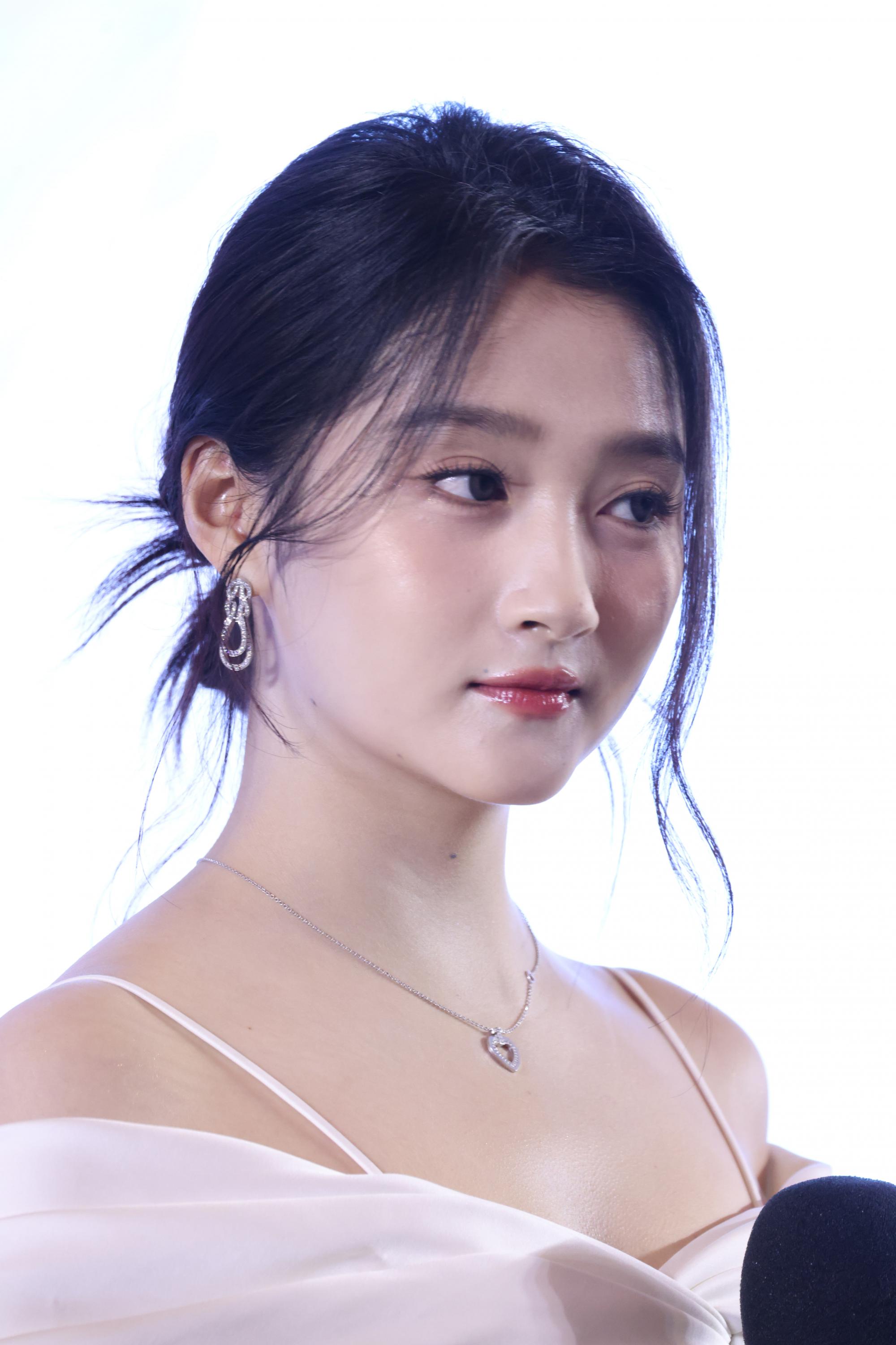 关晓彤右侧边半脸漏香肩现场生图照[2]